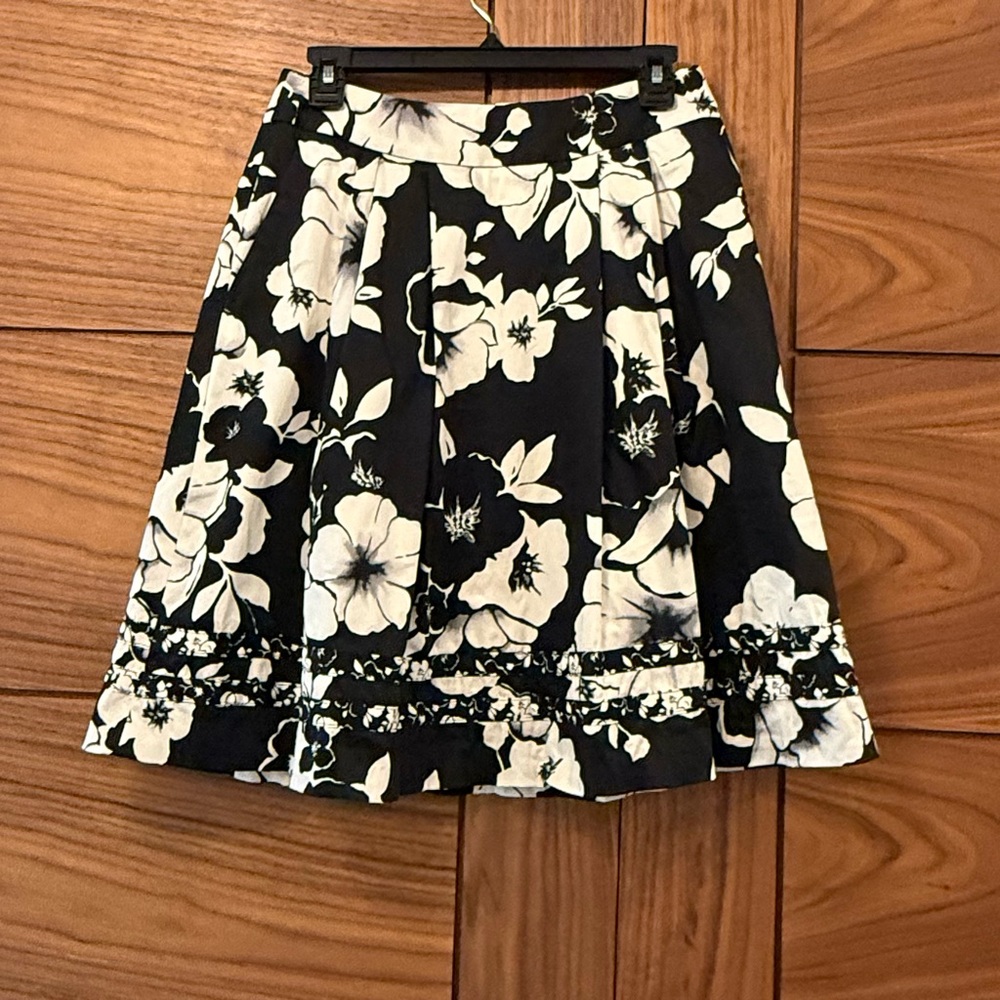 White House Black Market Black & White Floral Spring Summer Skirt - Sz 4